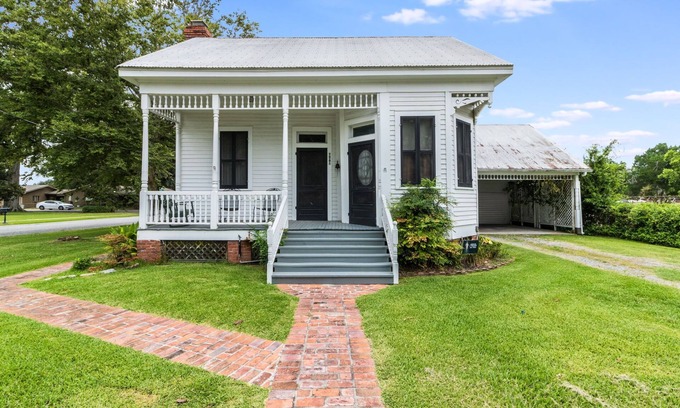 Scott House | Historic Home Downtown Scott: Sleeps 6, Near I-10