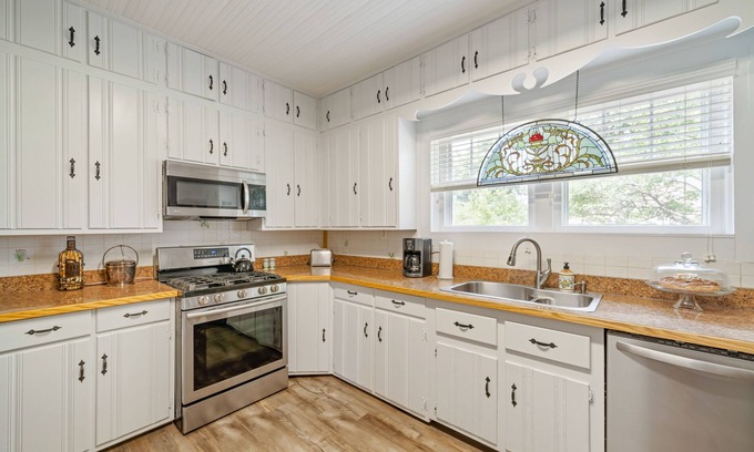 Jasper House | Historic home in downtown Jasper with shaded patio, grill, mountain views & AC