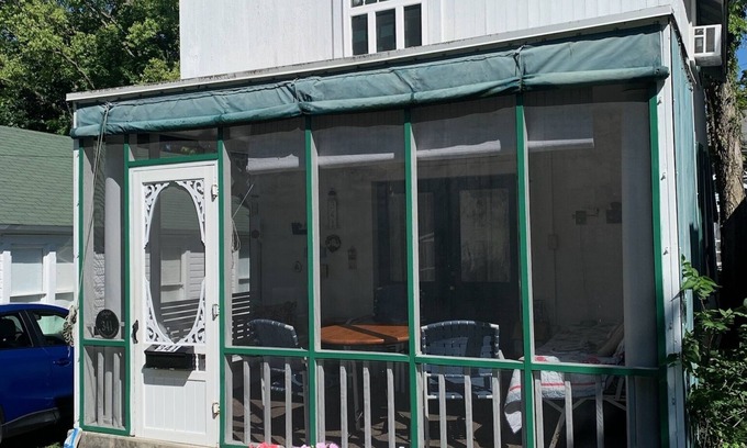 Lakeside Cottage | Historic Lakeside cottage close to downtown.