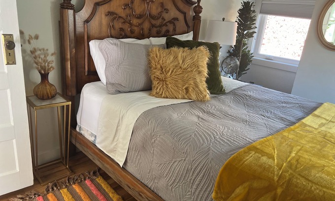 Depot Bench House | Historic- Pearl Bungalow- private entry