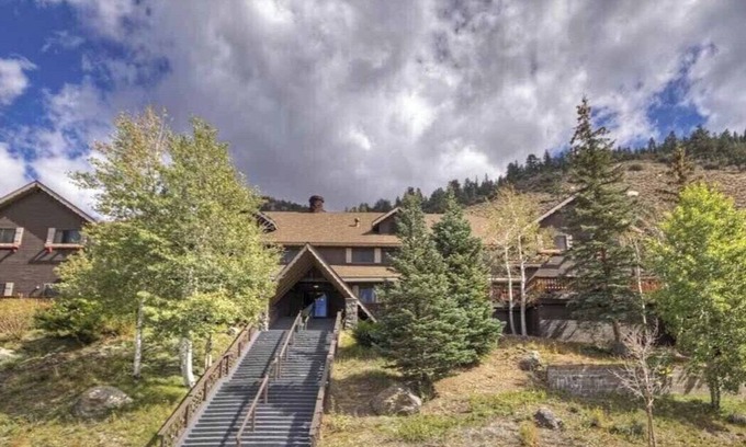 June Lake House | Historic Restored High Sierra Alpine Lodge in June Lake, California