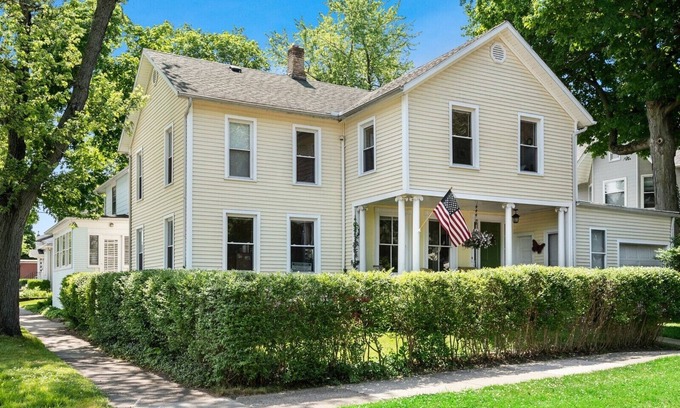 Saint Joseph House | Historic Silver Beach house - 1 block from downtown State St.