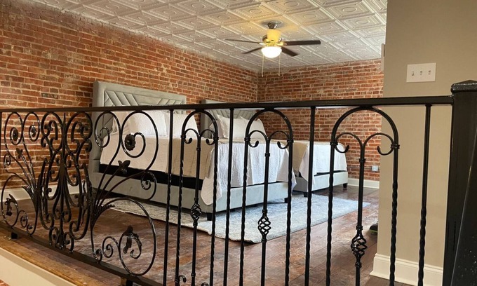 Rayne Apartment | Historic Worthmore Suite A