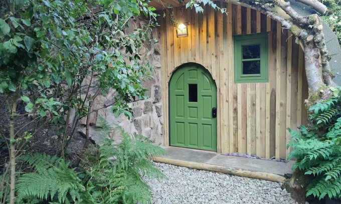 Edenfield Cabin | Hobbit House in The Dell, Edenfield