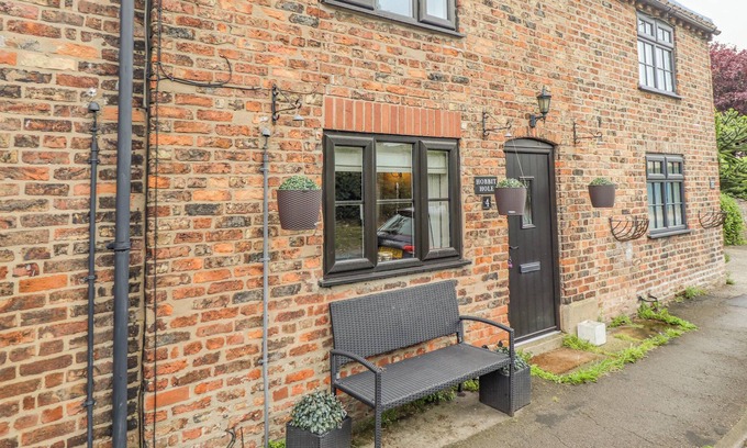 Ellerker Cottage | HOBBITS HOLE, pet friendly, character holiday cottage in South Cave