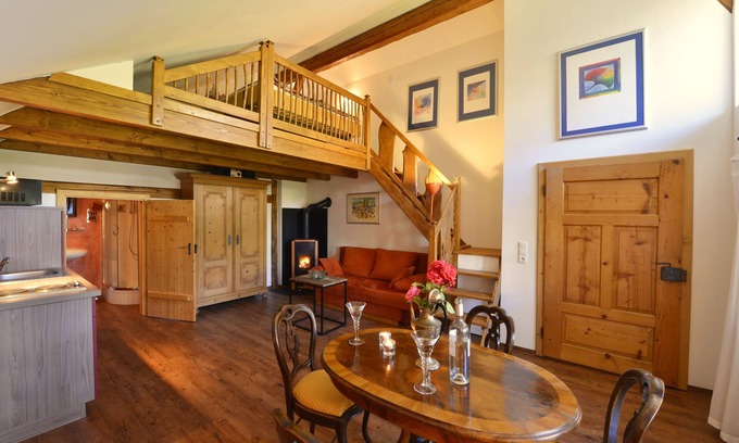 Neureichenau Apartment | Hofatelier Menacher art gallery - 55sqm studio with gallery and terrace