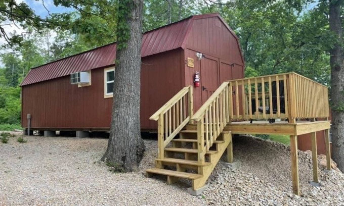 Eminence Cabin | Hogan's Hideout Garage Apartment, cozy, private Cabin