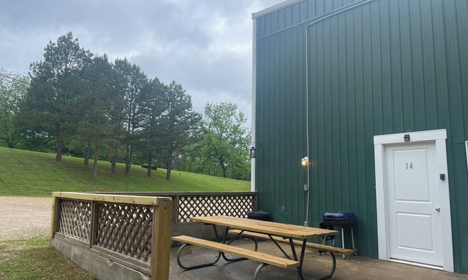 Eminence Apartment | Hogan's Hideout Suite is an adorable 3-bedroom rustic suite.