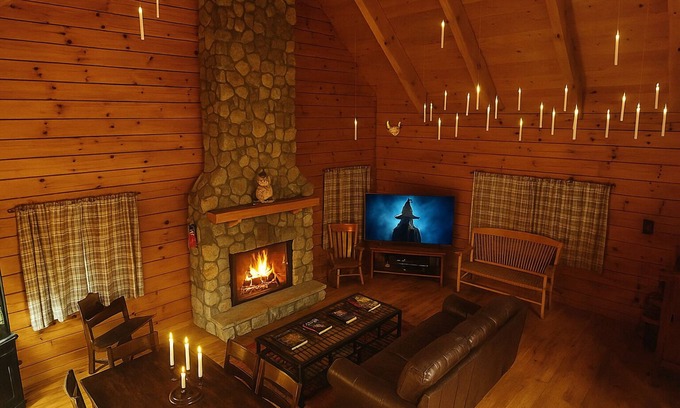 Rockbridge Cabin | Hogwarts Hideaway -XL Outdoor deck/Scenic Hot Tub/Movie Theater in Private Woods