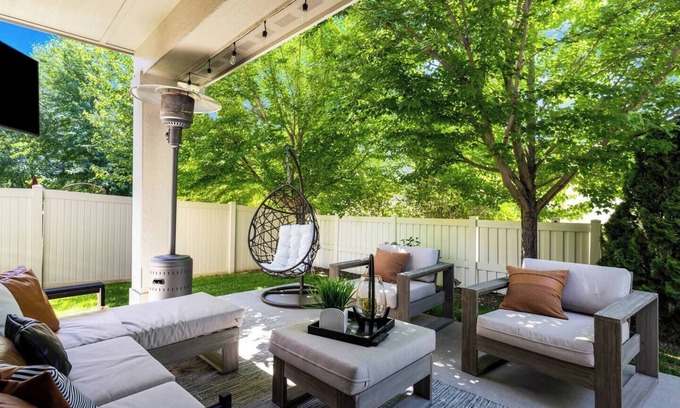 Northwest Boise City House | Hole in One Place with Jacuzzi. 4 Bedrooms 1 King and 3 Queens with Ping Pong - Darts - Slots Machines and Game Room. With 4 comfortable bedrooms, 2.5 bathrooms, an office, a bonus game/workout room, and a cozy outdoor s space to relax in the Jacuzz