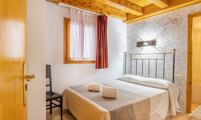 Les Iglesies Apartment | Holiday Apartment "Casa Batlle Ginebro" with Mountain View & Wi-Fi