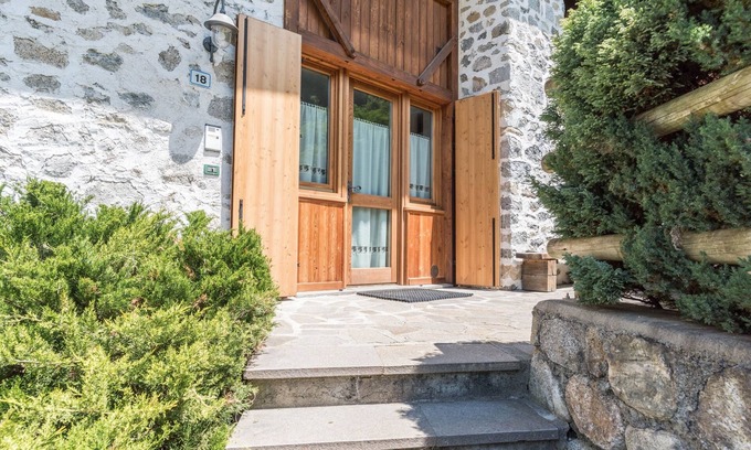 Mezzana Apartment | Holiday Apartment 'Maso Noce 2' with Mountain View, Garden & Wi-Fi