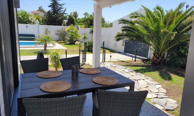 Chiclana de la Frontera House | Holiday Home 'La Casita' with Shared Pool, Wi-Fi and Air Conditioning