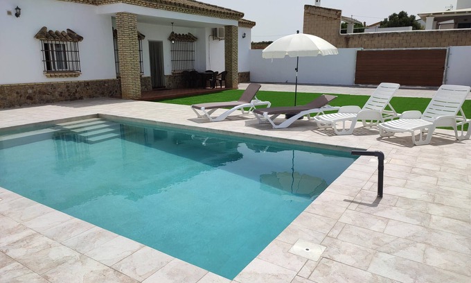Conil de la Frontera House | Holiday Home 'Finca la Vigía' with Private Pool & Wi-Fi