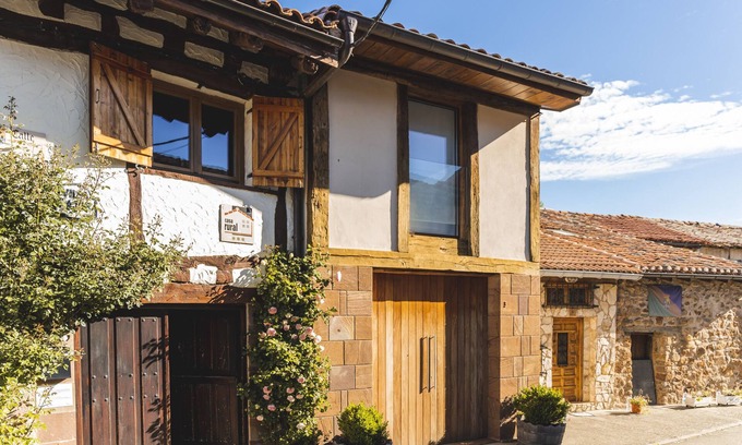 Villasur de Herreros House | Holiday Home 'Casa Rural Villapajar' with Mountain View, Private Garden and Wi-Fi