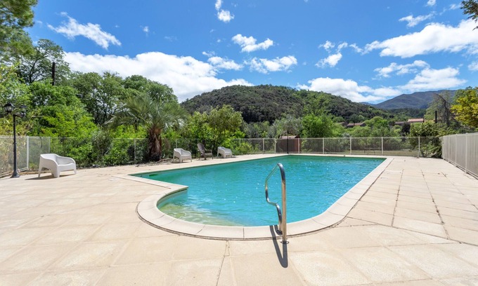 Reynes House | Holiday Home 2 with Mountain View, Shared Pool