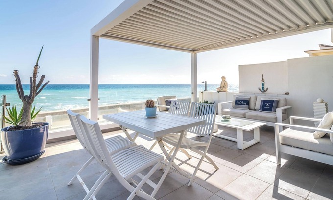 Bahia Dorada House | Holiday Home "Beach-Front Bahía Dorada" with Sea View, Shared Pools and Wi-Fi