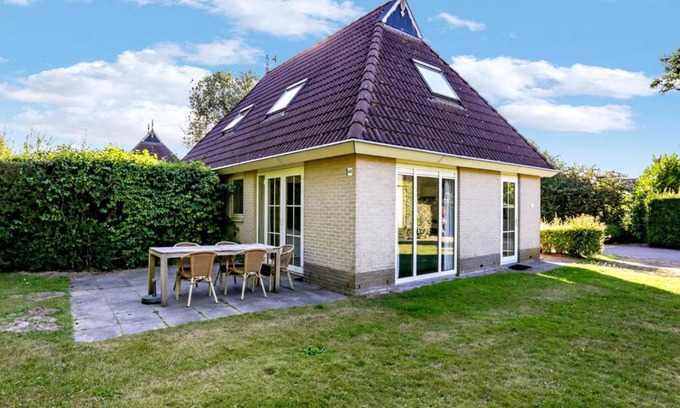 Eernewoude House | Holiday Home Bungalowpark It Wiid by Interhome