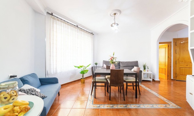 Almeria Centro House | Holiday Home 'Casa Maruchi - Apartamento' near the Beach with Shared Terrace & Wi-Fi