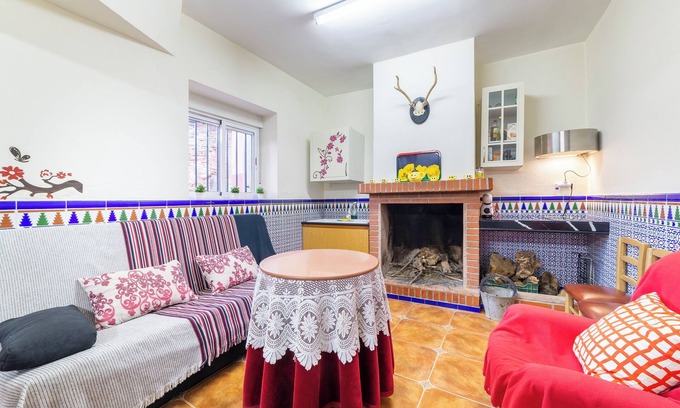 Macael House | Holiday Home 'Casa Rural Mccoy 2' with Mountain View, Wi-Fi and Air Conditioning