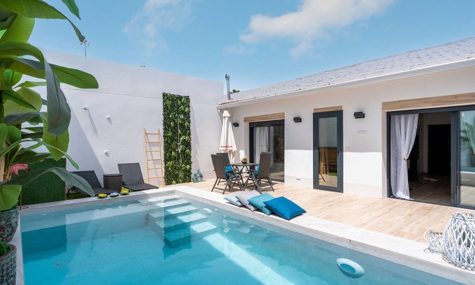 Catral House | Holiday Home 'Catral Alfalfar' with Private Pool, Wi-Fi and Air Conditioning