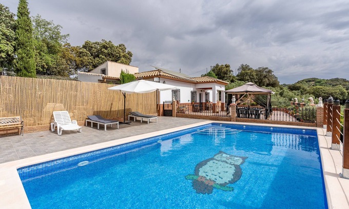 Montefrio House | Holiday Home "Cortijo La Solana Montefrío" with Mountain Views, Private Pool and Wi-Fi