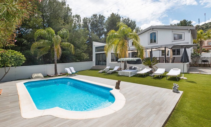 Pinos de Alhaurin House | Holiday Home 'Palmera' with Mountain Views, Wi-Fi and Air Conditioning