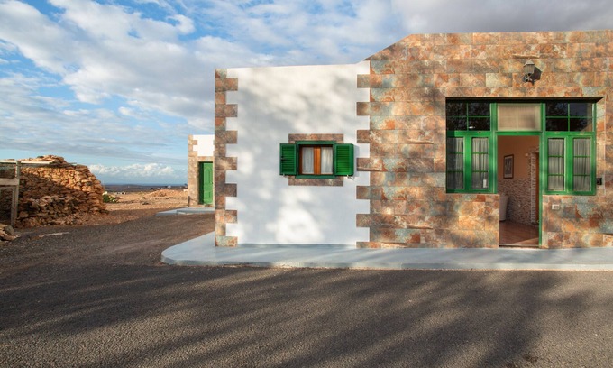 Puerto del Rosario House | Holiday Home 'Casa Dayaday' with Mountain Views and Wi-Fi