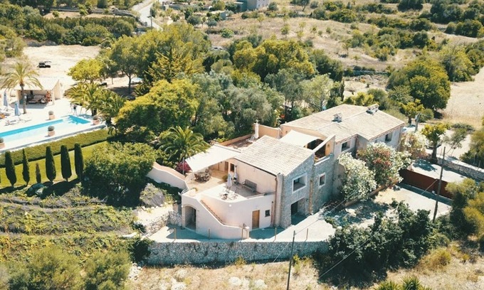 Son Macia House | Holiday Home 'Ferrer' with Mountain View, Private Pool and Wi-Fi