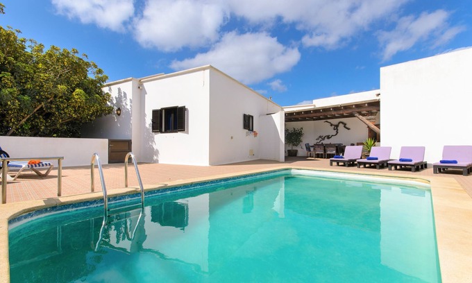 Tao Villa | Holiday Home "Finca La Rubina" With Mountain View, Wi-Fi, Garden, Pool & Terrace