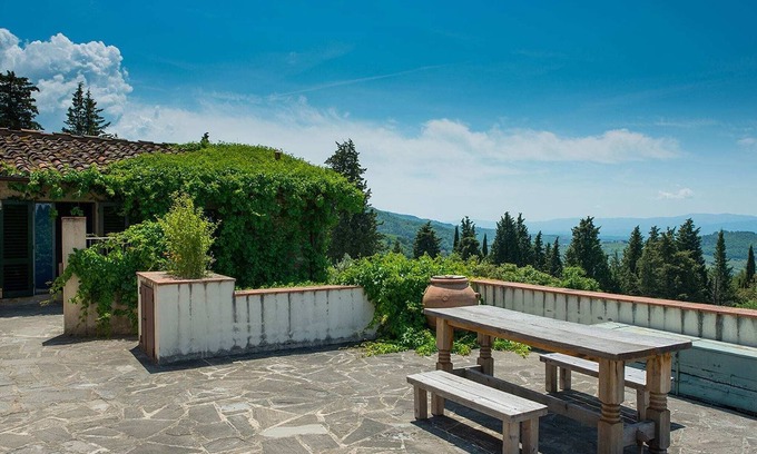 Pelago House | Holiday Home in Chianti with Pool & Sauna