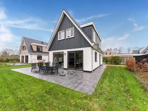 De Koog House | Holiday Home in De Koog with Sauna and Garden
