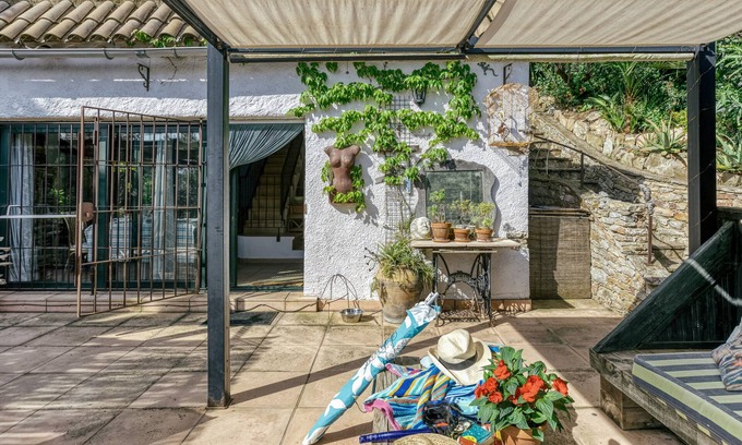 Sa Riera House | Holiday Home 'La Casa De Los Artistas' with Mountain View, Private Terrace and Wi-Fi