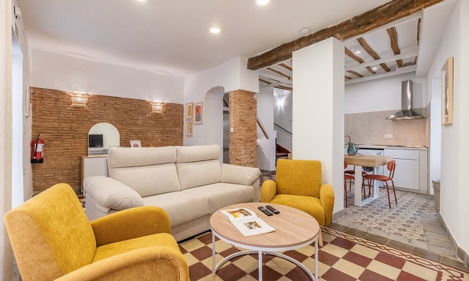 La Zubia House | Holiday Home 'La Casa Real' with Mountain View, Wi-Fi and Air Conditioning