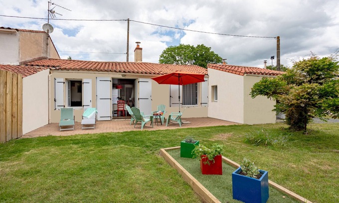 Challans House | Holiday Home 'Maison Calme' with Private Terrace, Private Garden and Wi-Fi