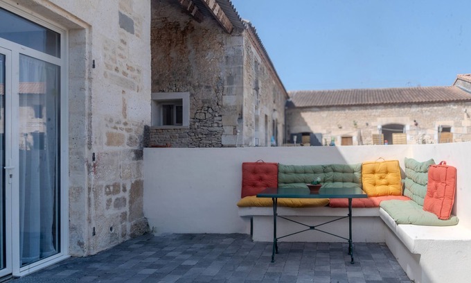 Vindelle House | Holiday Home 'Marronniers' with Private Terrace and Wi-Fi
