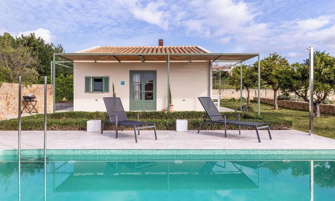 Moscari House | Holiday Home "Sa Verdal" with Pool, Wi-Fi, Air Conditioning & Garden