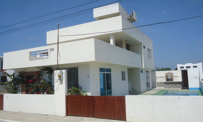 Ballenita House | Holiday house with swimming pool facing the sea