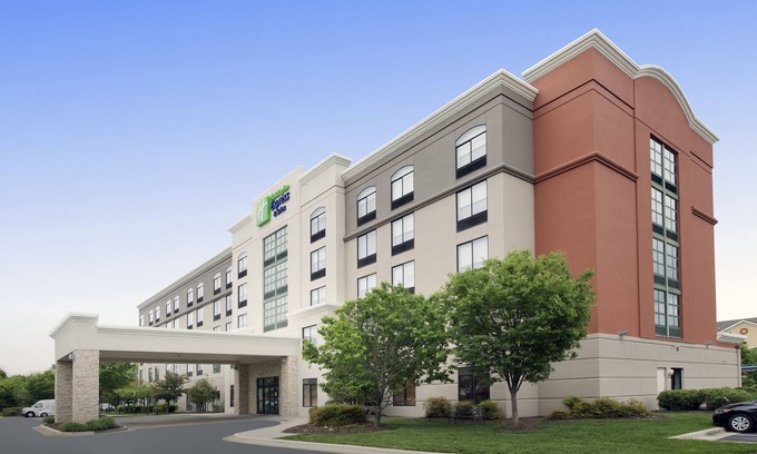 Linthicum Heights Hotel | Holiday Inn Express & Suites Baltimore - BWI Airport North by IHG