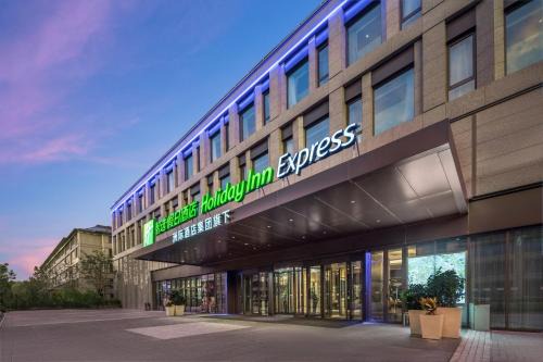 Haidian Hotel | Holiday Inn Express Beijing Zhongguancun Tech Park by IHG l Next to The Old Summer Palace & Beijing Sport University l Taxi 10 Minutes to Summer Palace & Peking University & Tsinghua University
