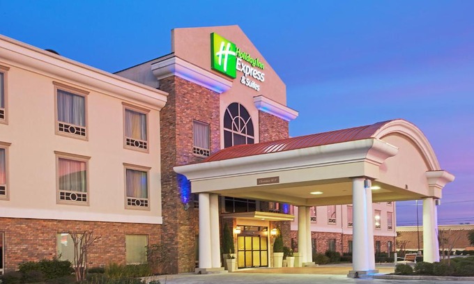 Conroe Hotel | Holiday Inn Express Hotel and Suites Conroe by IHG