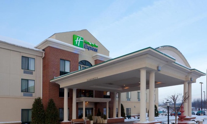 Newton Falls Hotel | Holiday Inn Express Lordstown-Newton Falls/Warren by IHG