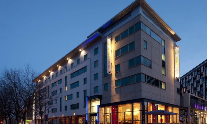 Leeds Hotel | Holiday Inn Express Leeds City Centre Armouries by IHG