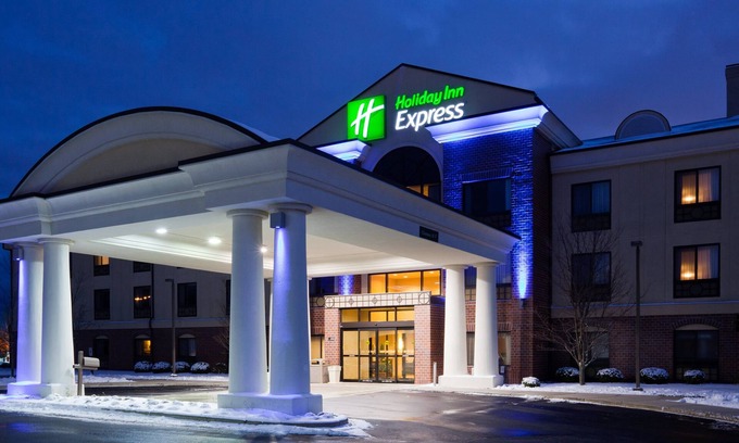 Brown Deer Hotel | Holiday Inn Express Milwaukee North Brown Deer/Mequon by IHG