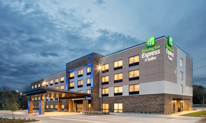 Peoria Hotel | Holiday Inn Express & Suites East Peoria - Riverfront by IHG