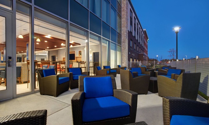 Brookfield Hotel | Holiday Inn Express & Suites Milwaukee - Brookfield by IHG