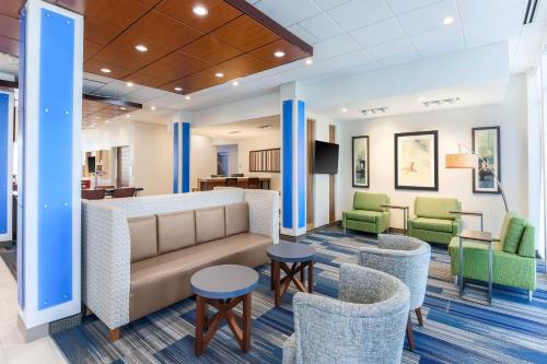 O'Hare Hotel | Holiday Inn Express & Suites Chicago O'Hare Airport by IHG