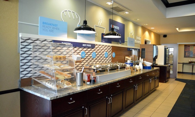 Austintown Hotel | Holiday Inn Express & Suites Youngstown West - Austintown by IHG