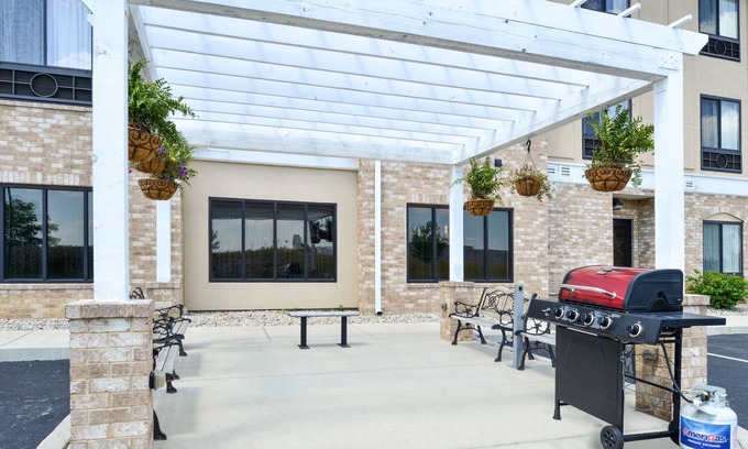 Greenfield Hotel | Holiday Inn Express & Suites Greenfield by IHG