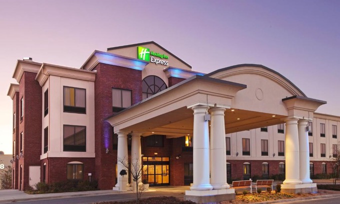 Pine Bluff Hotel | Holiday Inn Express & Suites Pine Bluff/Pines Mall by IHG